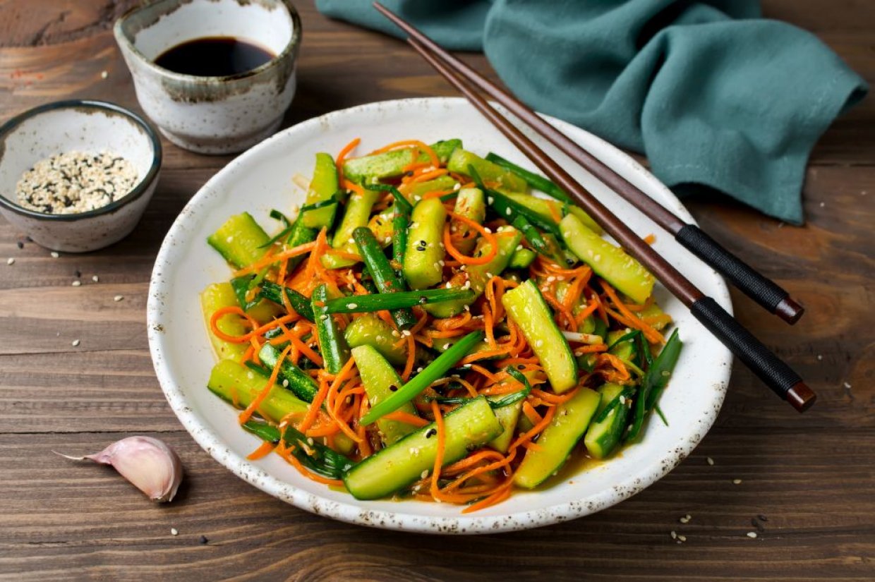 Салат из огурцов, стручковой фасоли и корейской моркови Салат из огурцов, стручковой фасоли и корейской моркови