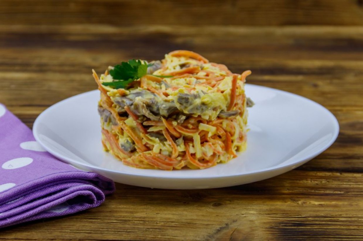 Салат из свиного сердца, сыра и корейской моркови Салат из свиного сердца, сыра и корейской моркови