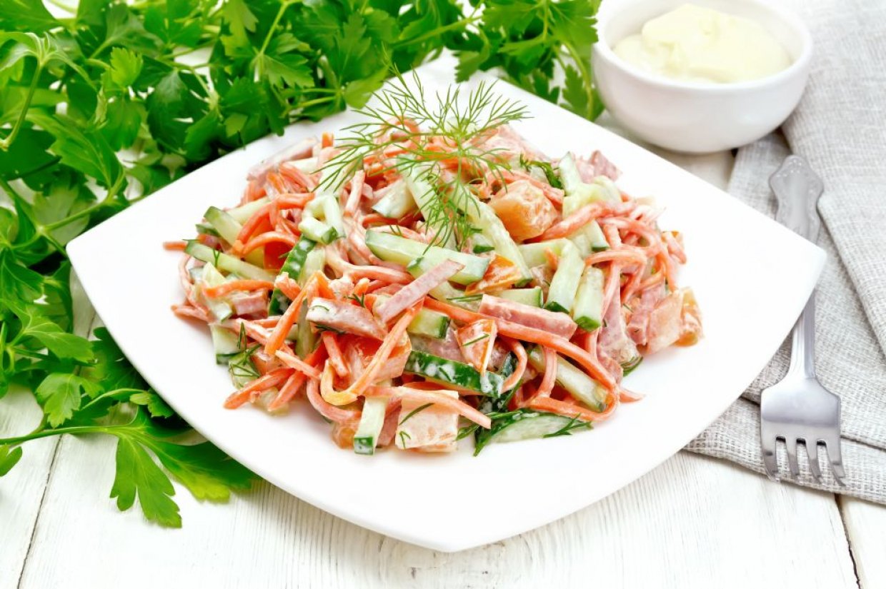 Салат из ветчины, корейской моркови, огурцов и помидоров Салат из ветчины, корейской моркови, огурцов и помидоров