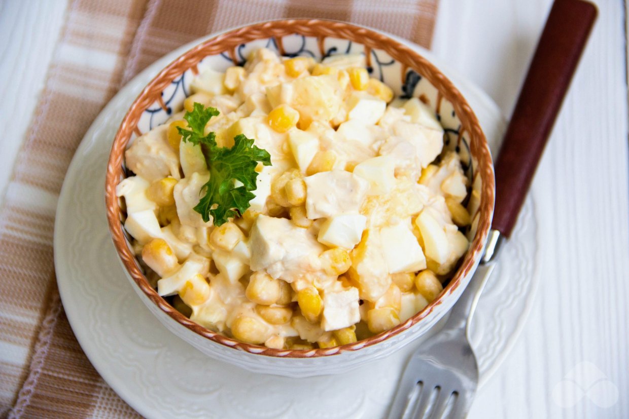 Классический салат с курицей и ананасами