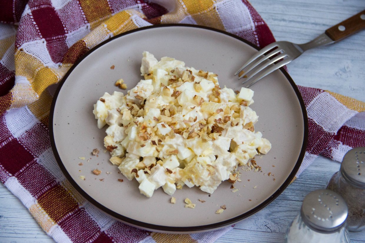 Салат с курицей, ананасами и орехами Салат с курицей, ананасами и орехами