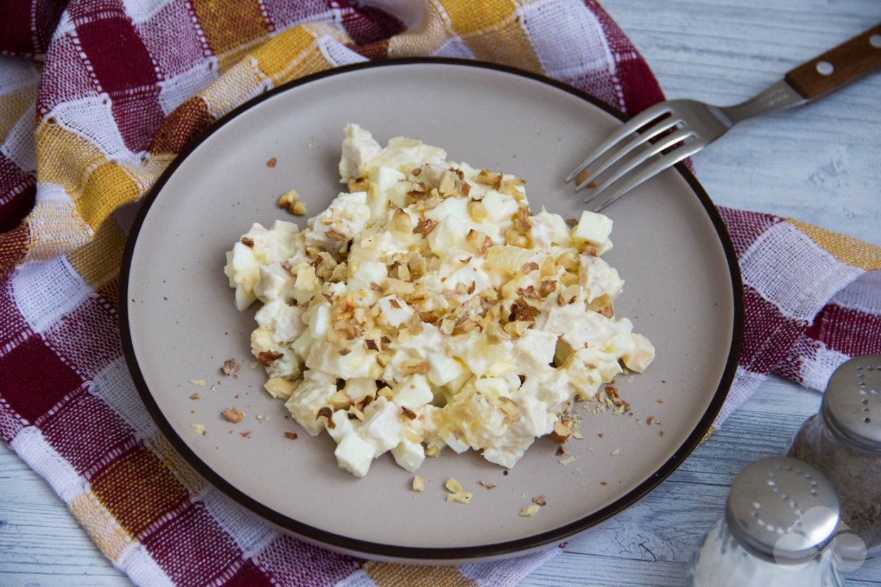 Салат с курицей, ананасами и орехами