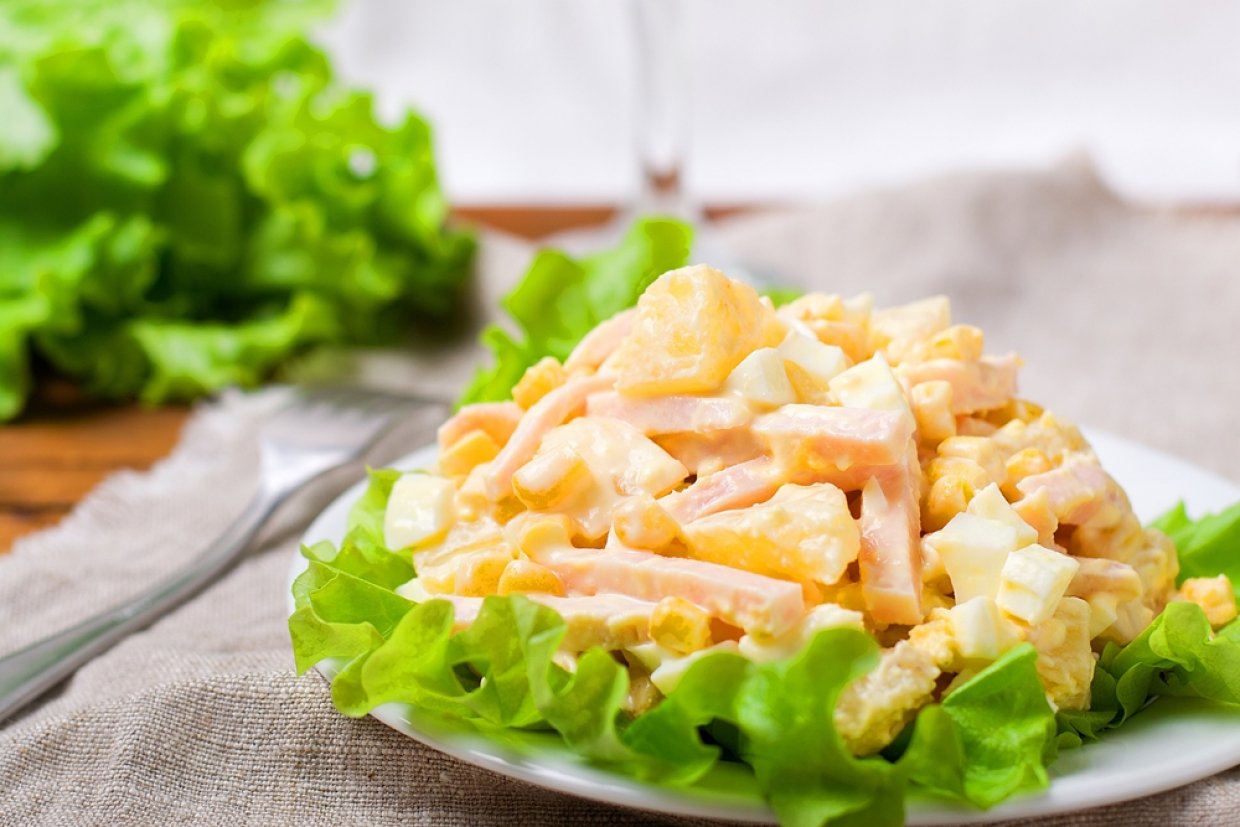 Салат с ветчиной и курицей Салат с ветчиной и курицей