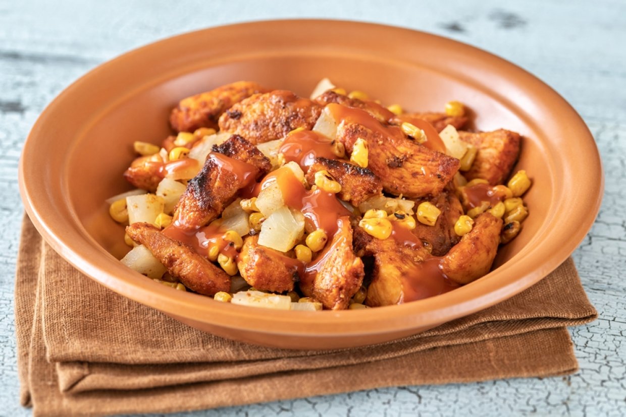 Салат с жареной курицей и ананасами Салат с жареной курицей и ананасами