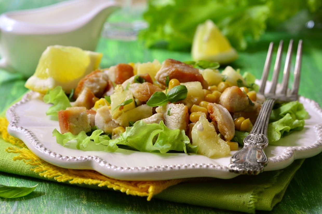 Салат с латуком и жареной курицей Салат с латуком и жареной курицей