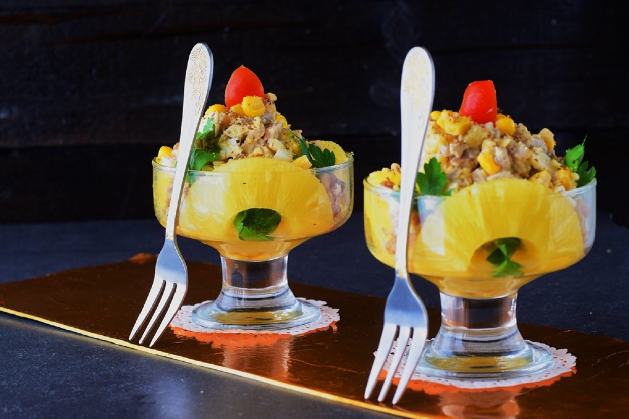 Коктейльный салат с курицей и ананасом Коктейльный салат с курицей и ананасом