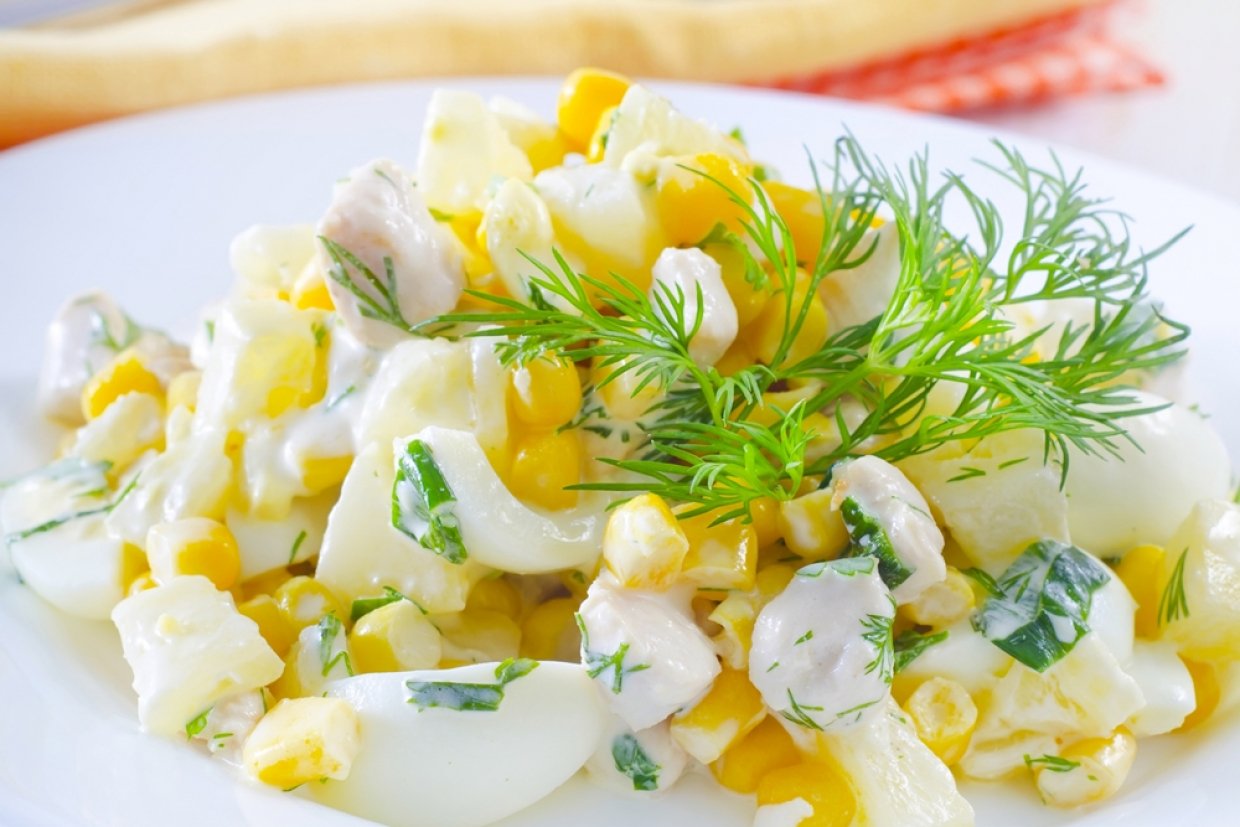 Салат с курицей, ананасом и зеленым луком Салат с курицей, ананасом и зеленым луком