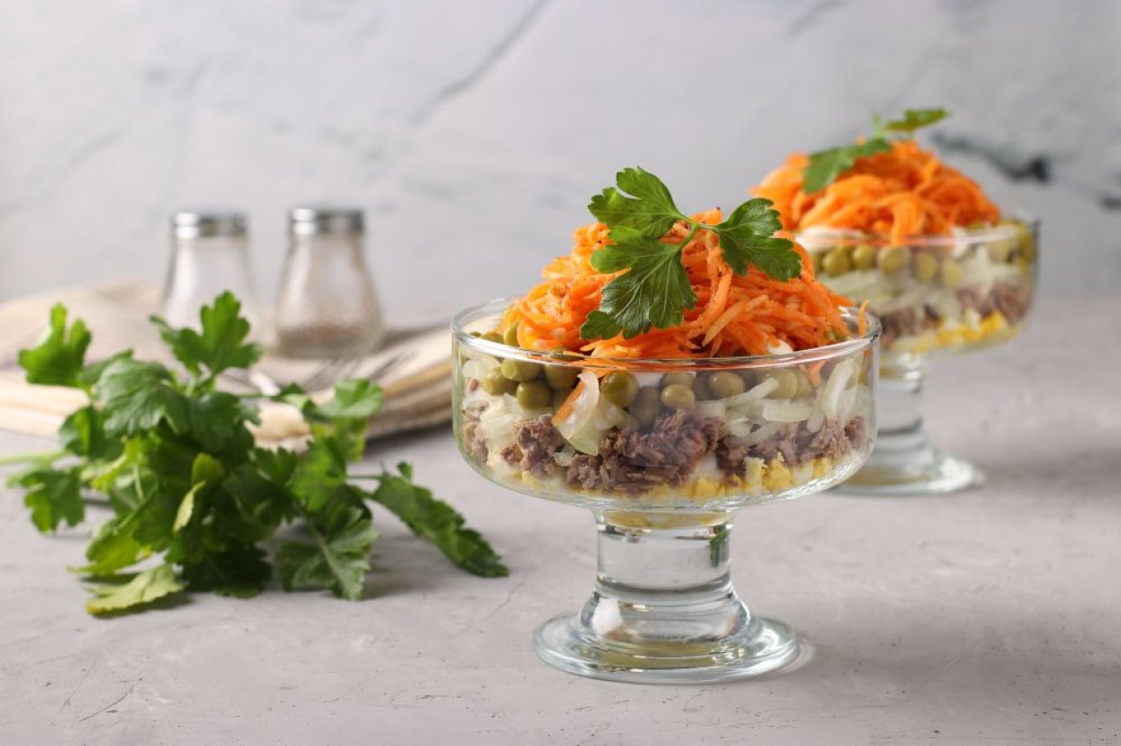 Слоеный салат с говядиной, корейской морковью и маринованным луком Слоеный салат с говядиной, корейской морковью и маринованным луком