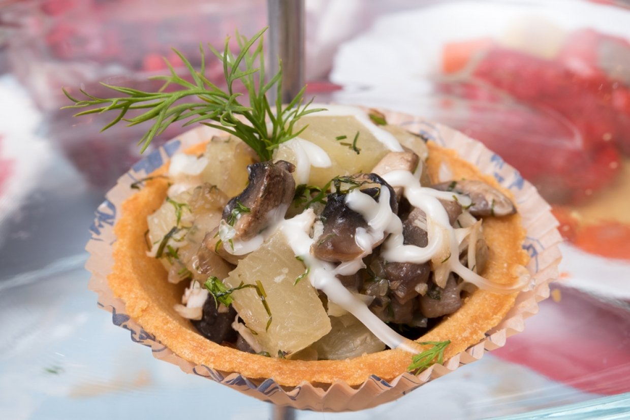 Салат с курицей и грибами в тарталетках Салат с курицей и грибами в тарталетках