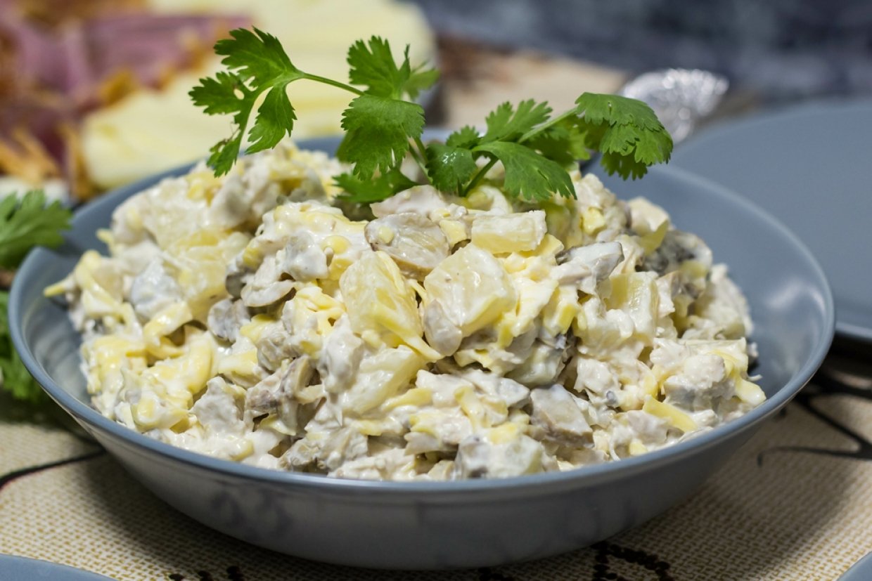 Салат с курицей, грибами и сыром