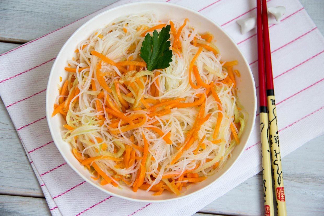 Салат из фунчозы, корейской моркови и огурцов Салат из фунчозы, корейской моркови и огурцов