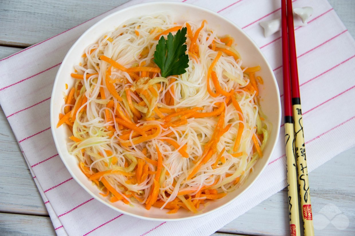 Салат из фунчозы, корейской моркови и огурцов