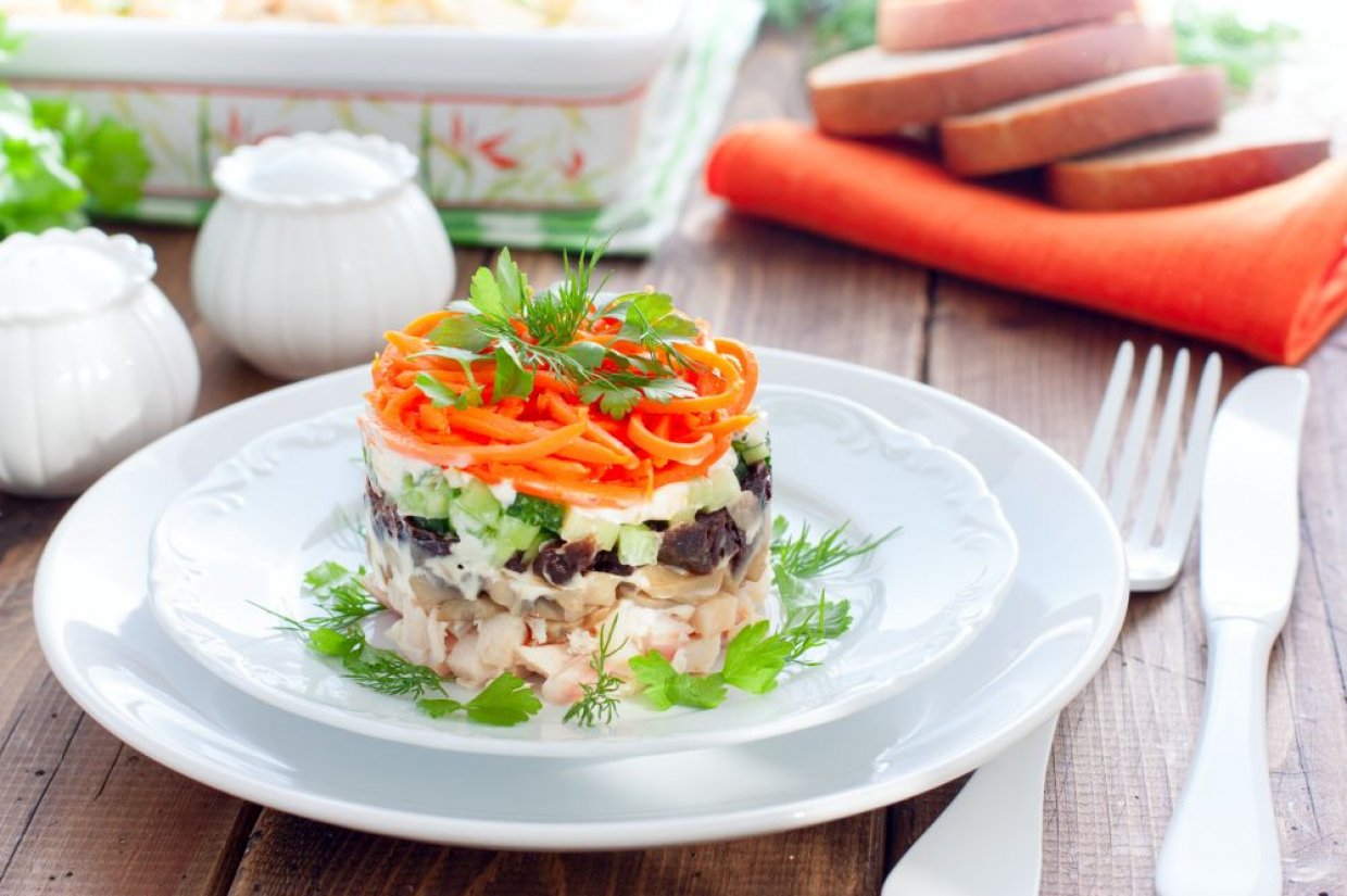 Слоеный салат из курицы, маринованных грибов, чернослива и корейской моркови Слоеный салат из курицы, маринованных грибов, чернослива и корейской моркови