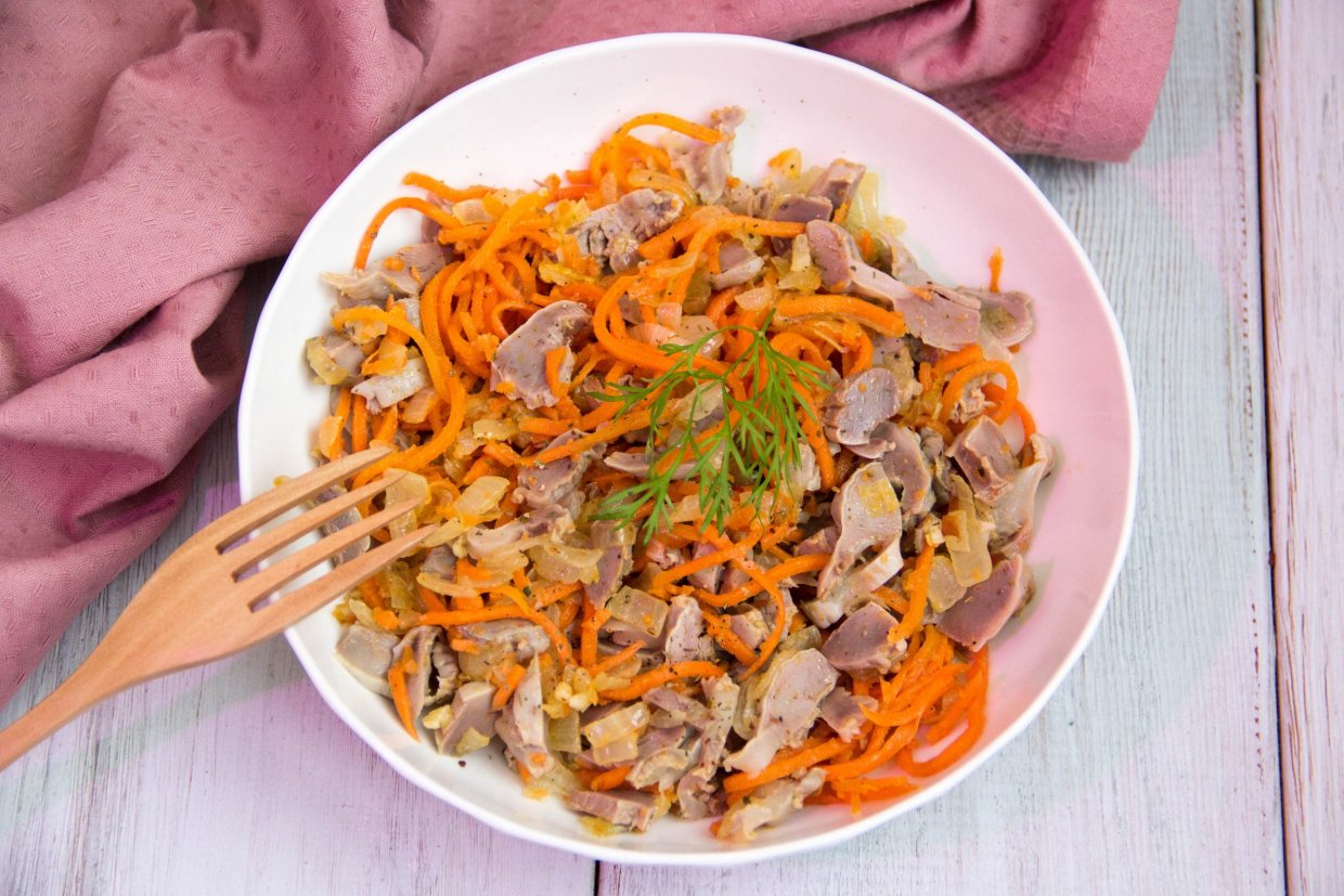 Салат из куриных желудков и корейской моркови Салат из куриных желудков и корейской моркови