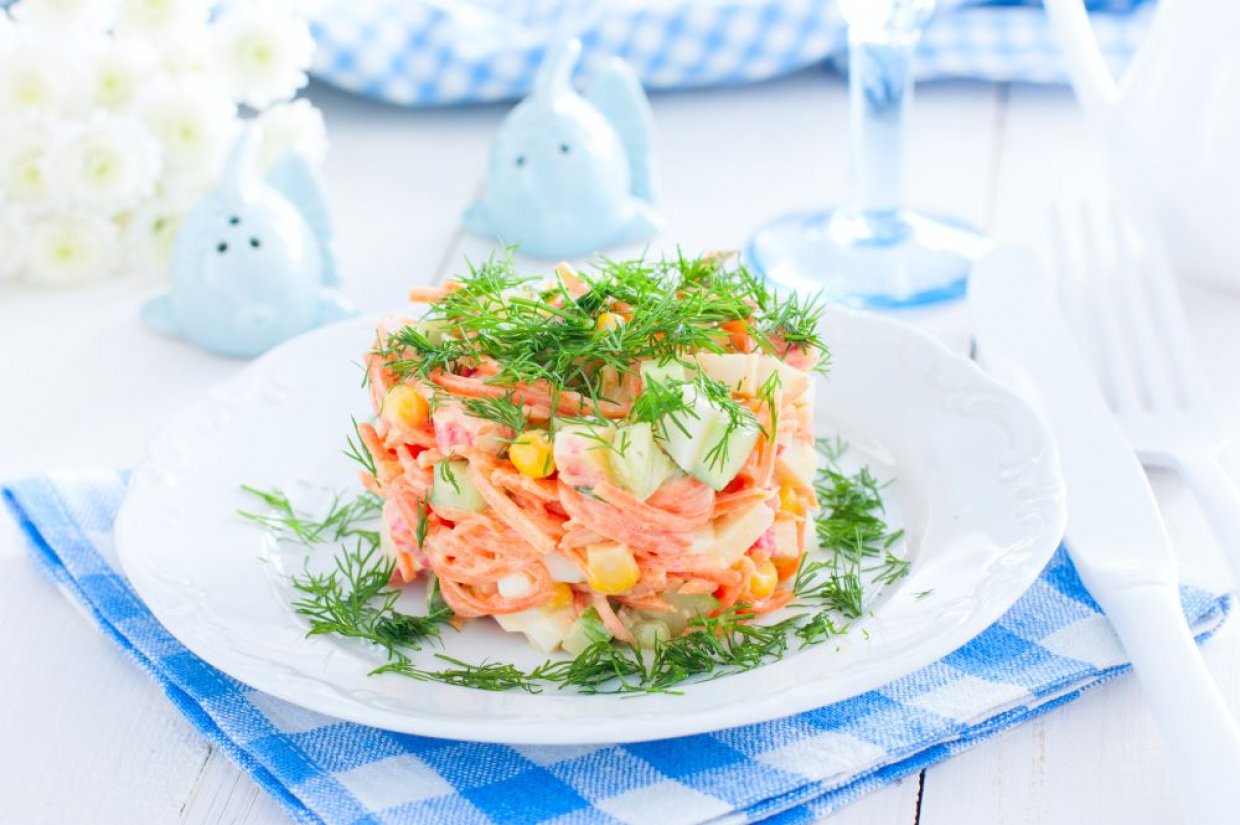Салат из крабовых палочек, корейской моркови, кукурузы и огурцов Салат из крабовых палочек, корейской моркови, кукурузы и огурцов