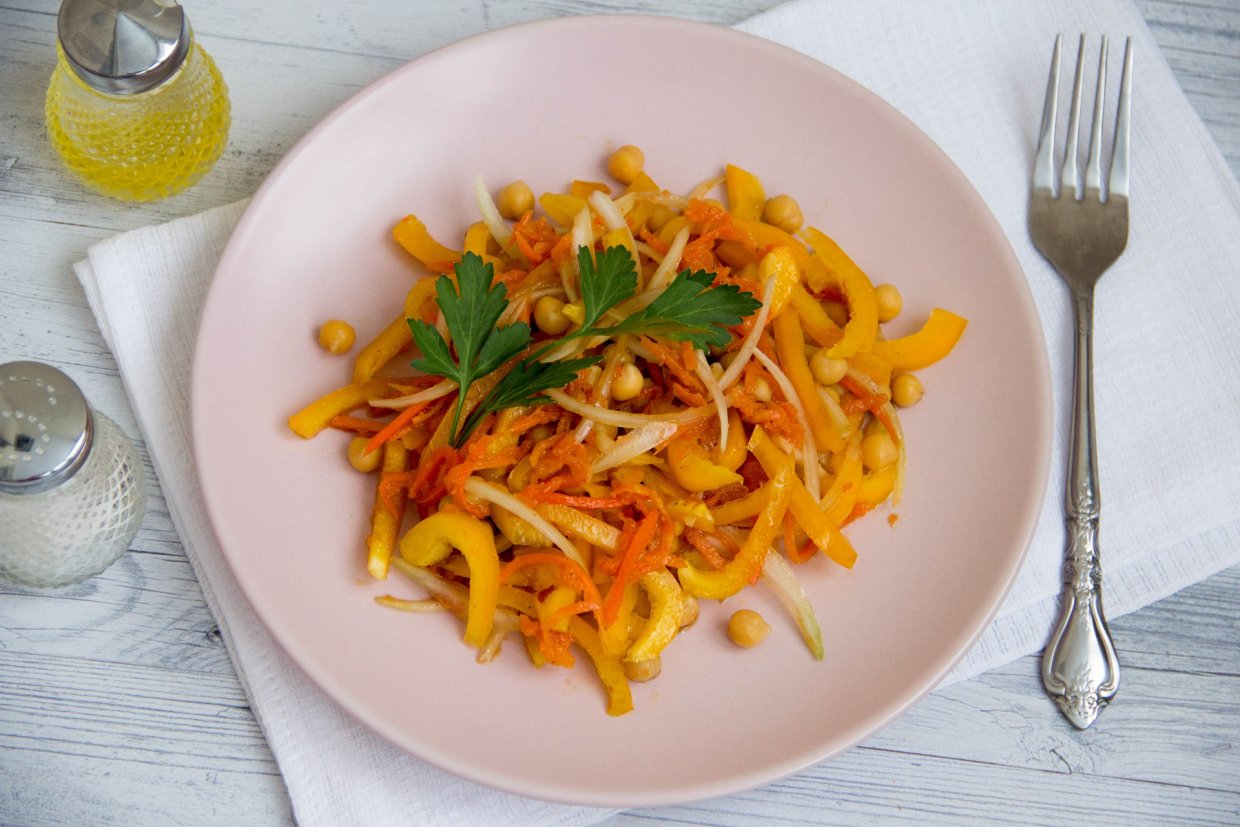 Сытный салат из нута, корейской моркови и перца Сытный салат из нута, корейской моркови и перца