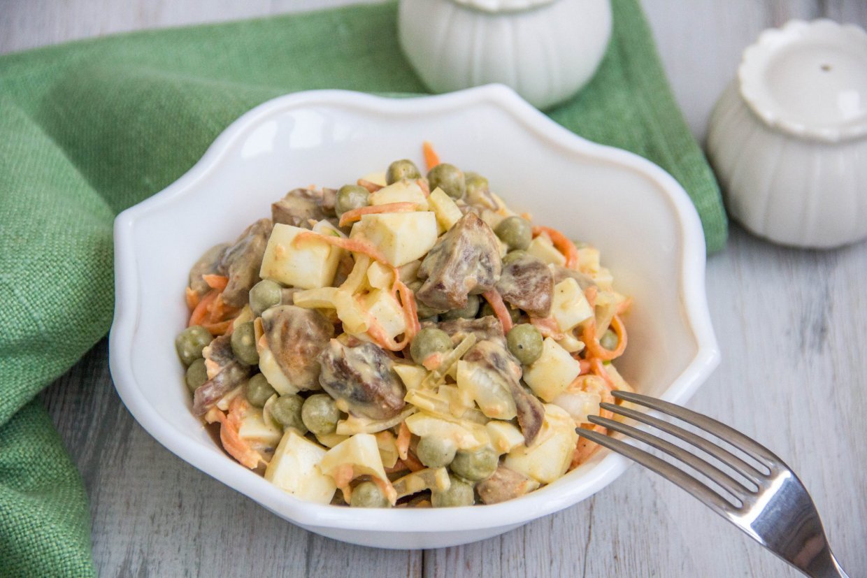 Салат с жареными грибами, яйцами и корейской морковью Салат с жареными грибами, яйцами и корейской морковью