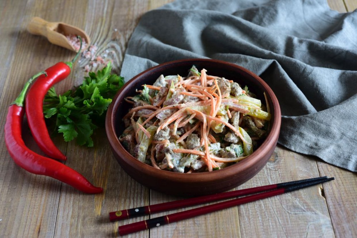Салат с жареной курицей, картофелем и корейской морковью Салат с жареной курицей, картофелем и корейской морковью