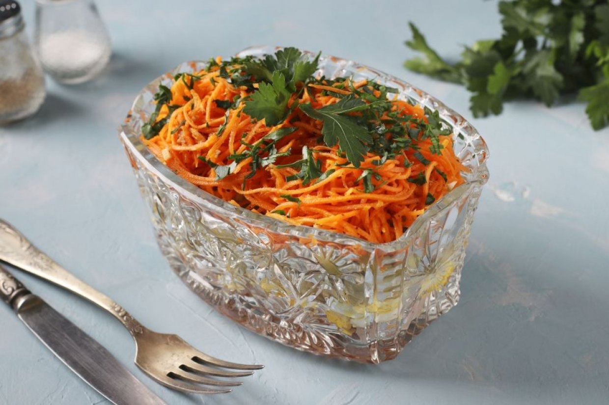 Салат с ветчиной, яйцами, грибами и корейской морковью Салат с ветчиной, яйцами, грибами и корейской морковью