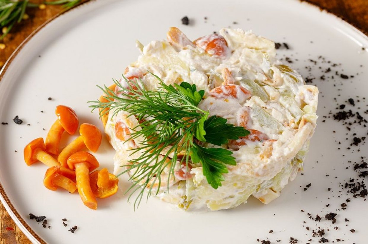 Салат из маринованных грибов, копченой курицы и корейской моркови Салат из маринованных грибов, копченой курицы и корейской моркови