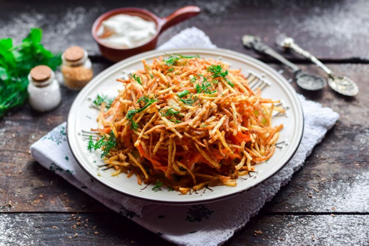 Салат из грибов, жареного картофеля и корейской морковки Салат из грибов, жареного картофеля и корейской морковки
