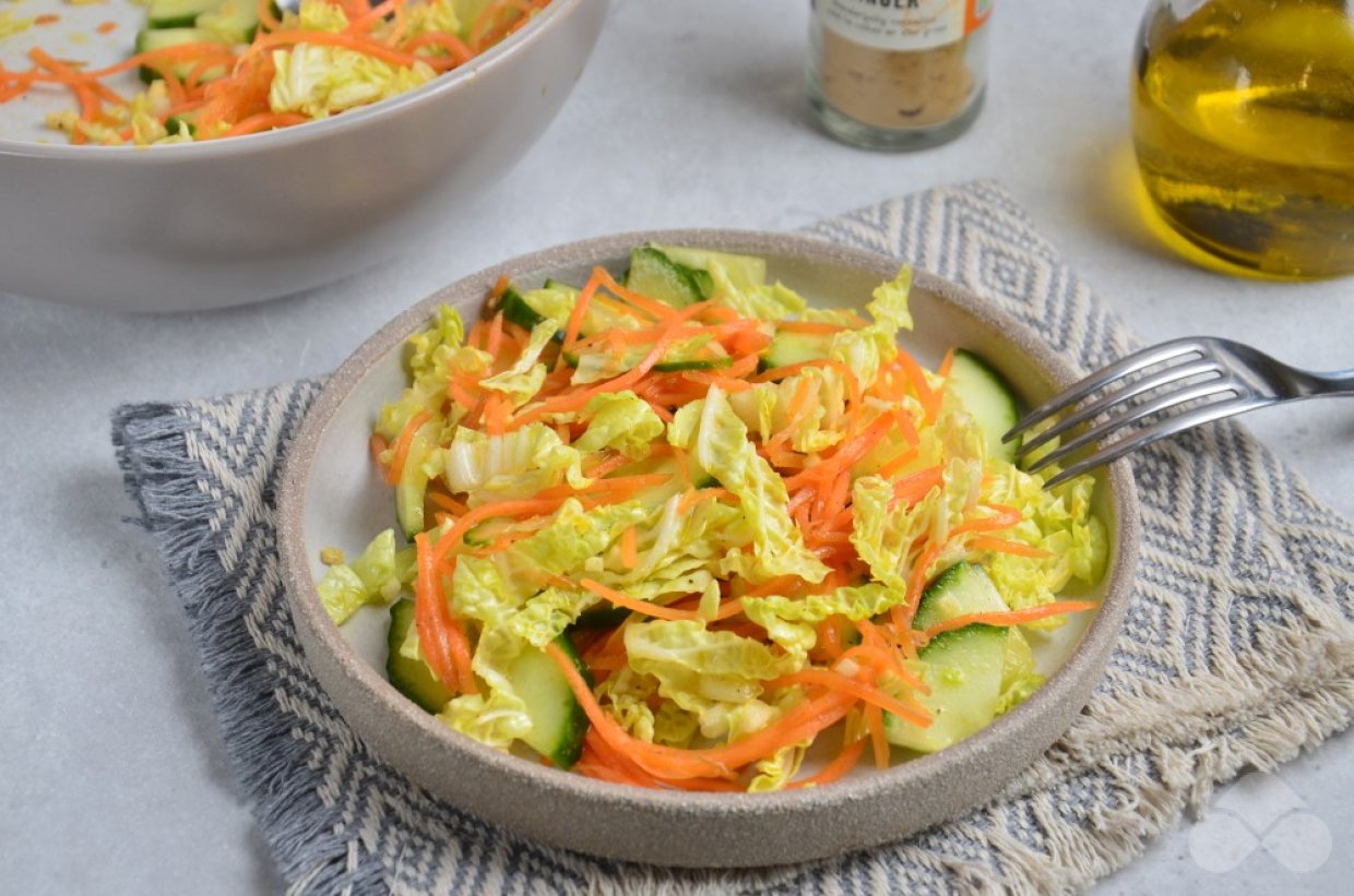 Салат из пекинской капусты, корейской моркови и огурцов