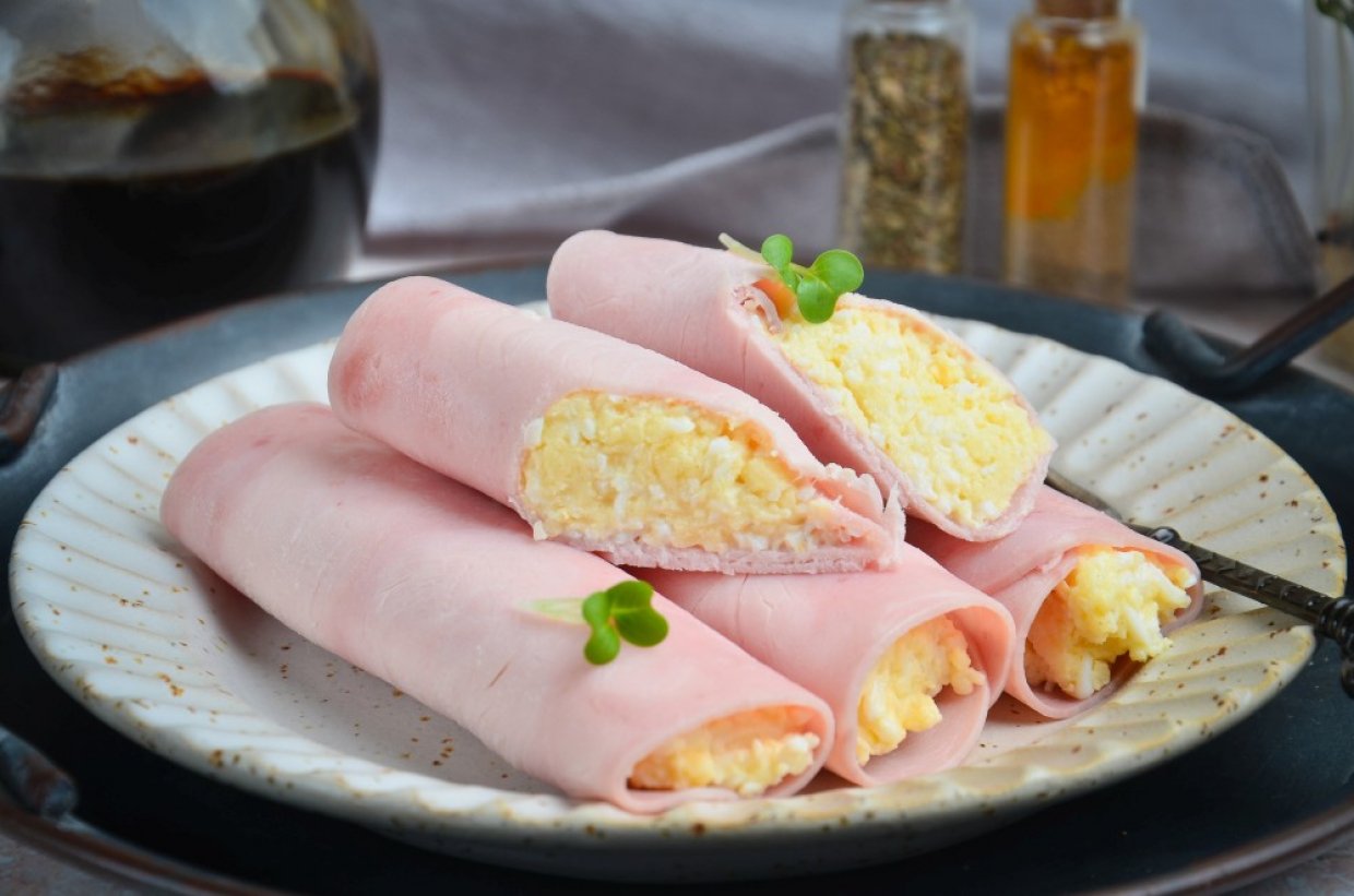Рулетики из ветчины с яйцом и сыром Рулетики из ветчины с яйцом и сыром