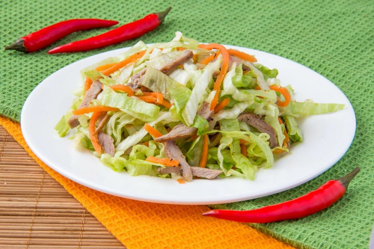 Салат со свининой, пекинской капустой и корейской морковью Салат со свининой, пекинской капустой и корейской морковью
