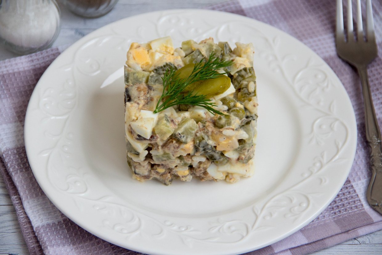 Салат со шпротами, рисом и зеленым горошком Салат со шпротами, рисом и зеленым горошком