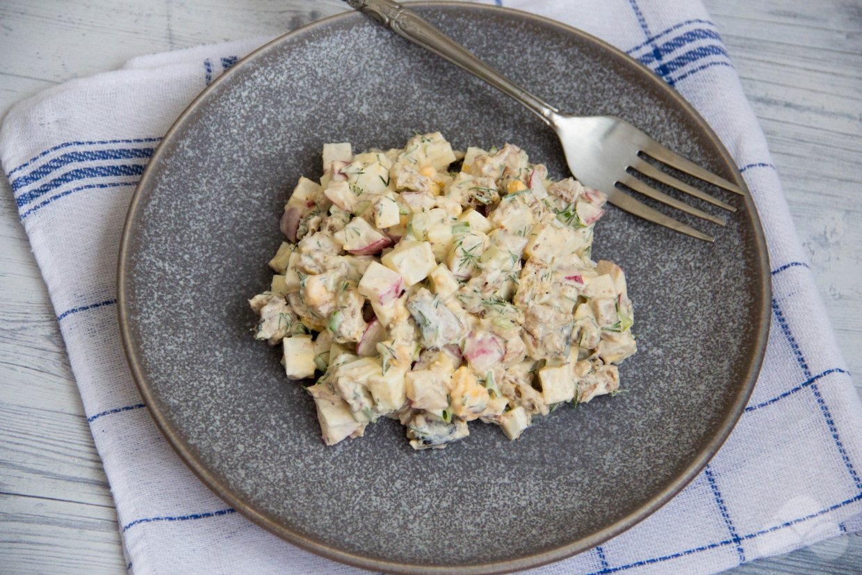 Салат со шпротами и редисом