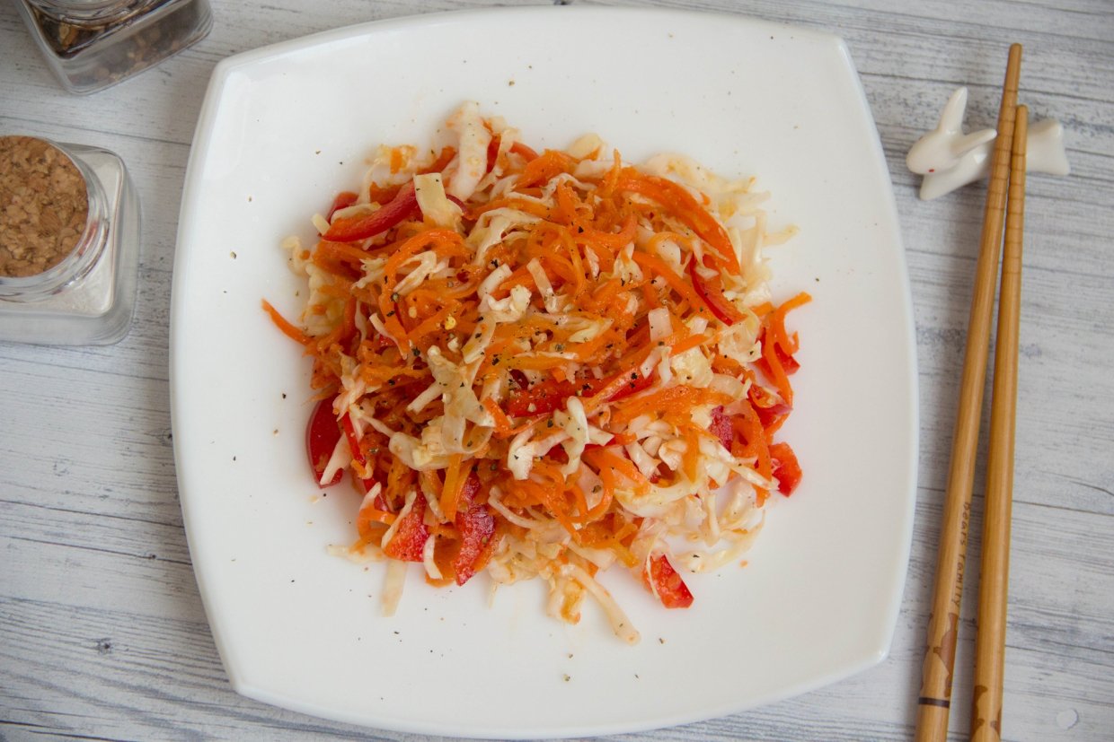 Салат из капусты, болгарского перца и корейской моркови Салат из капусты, болгарского перца и корейской моркови