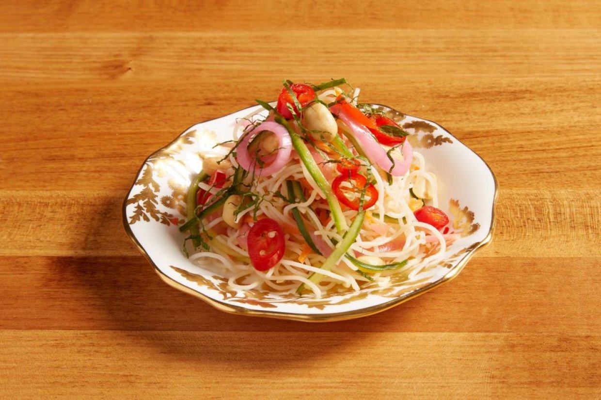 Салат из фунчозы, красного перца и маринованного лука Салат из фунчозы, красного перца и маринованного лука