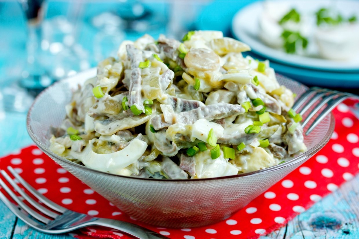 Салат с говядиной и шампиньонами Салат с говядиной и шампиньонами