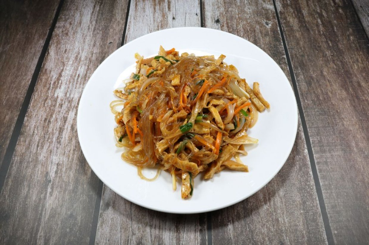 Корейский салат с фунчозой, соевыми сосисками и острым соусом кочудян Корейский салат с фунчозой, соевыми сосисками и острым соусом кочудян