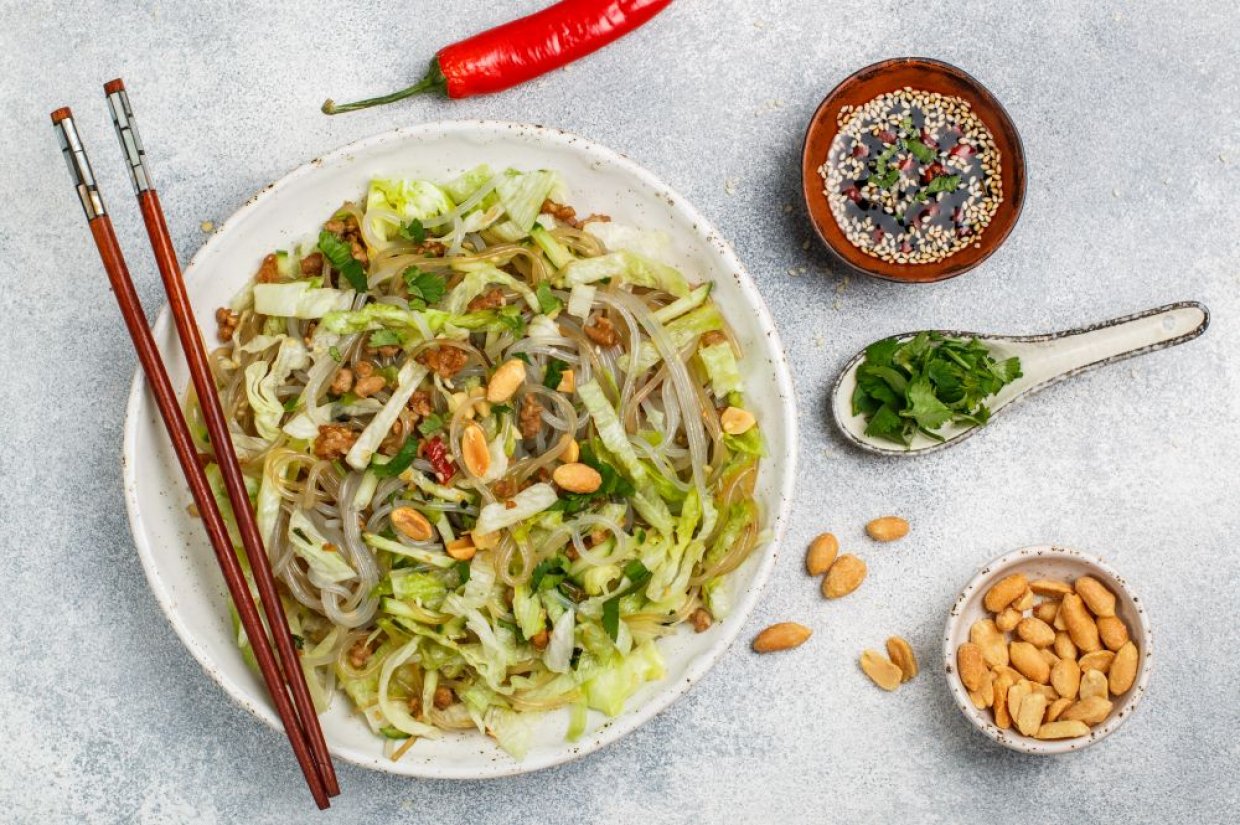 Острый салат с фунчозой, пекинской капустой и орехами Острый салат с фунчозой, пекинской капустой и орехами