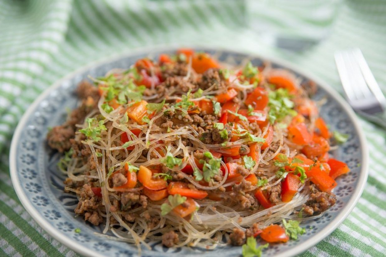 Салат из фунчозы, мясного фарша и болгарского перца Салат из фунчозы, мясного фарша и болгарского перца