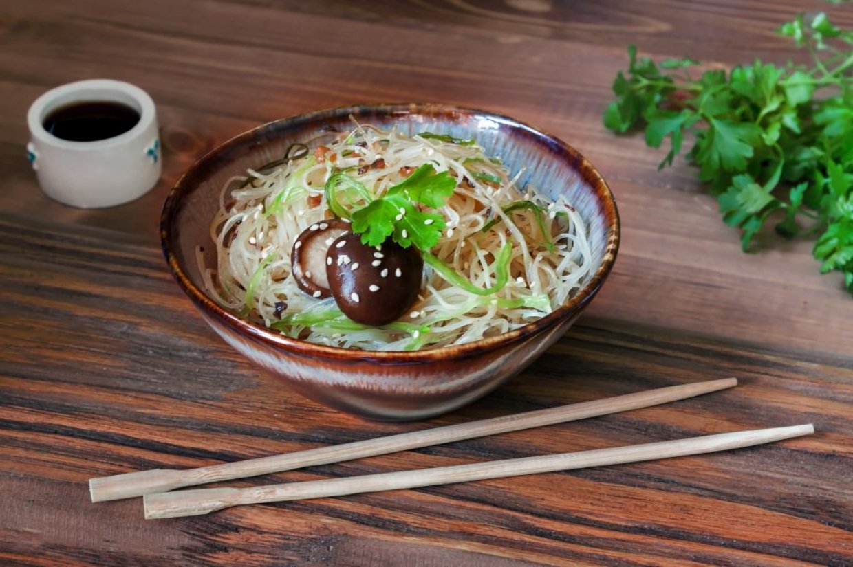 Салат с фунчозой, шиитаке и овощами Салат с фунчозой, шиитаке и овощами