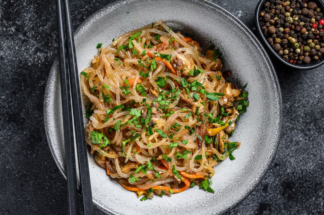 Теплый салат с фунчозой, говядиной и шиитаке Теплый салат с фунчозой, говядиной и шиитаке