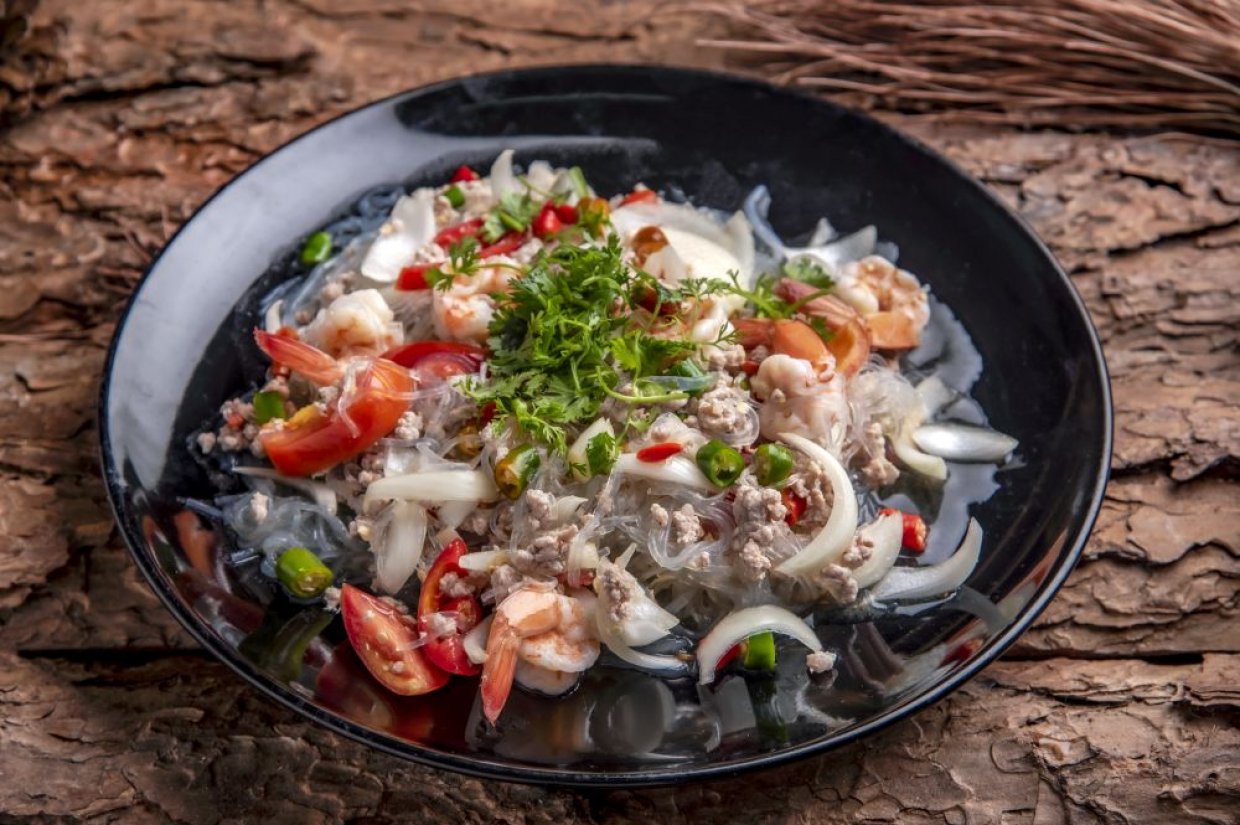 Салат с фунчозой, креветками, свиным фаршем и овощами Салат с фунчозой, креветками, свиным фаршем и овощами