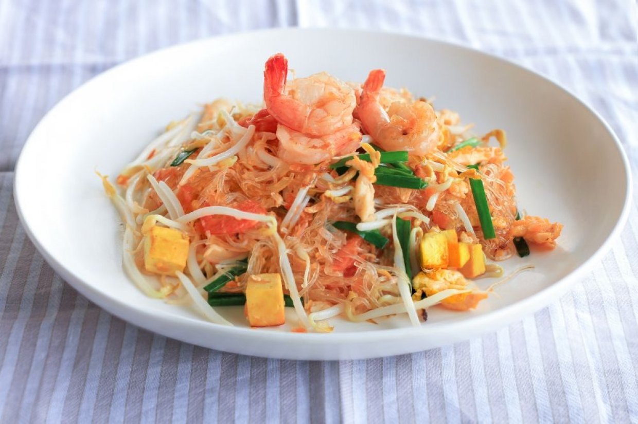 Салат с фунчозой, креветками, тофу и овощами Салат с фунчозой, креветками, тофу и овощами