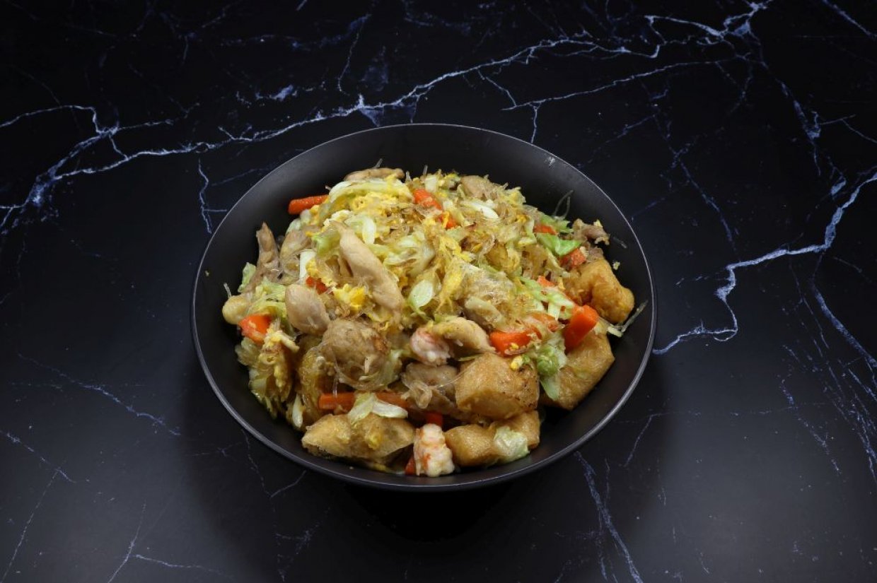 Мясной салат с креветками, фунчозой и овощами Мясной салат с креветками, фунчозой и овощами