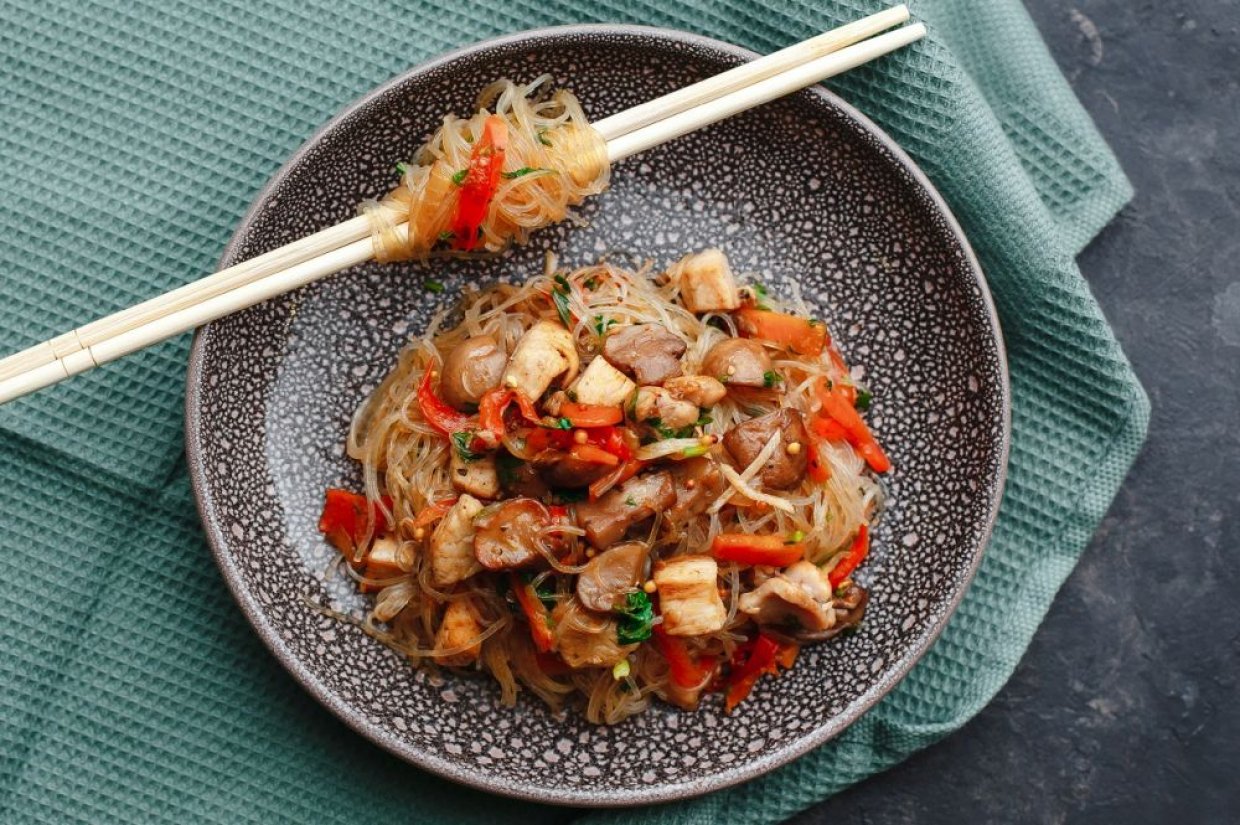 Салат с фунчозой, курицей, шампиньонами и болгарским перцем Салат с фунчозой, курицей, шампиньонами и болгарским перцем