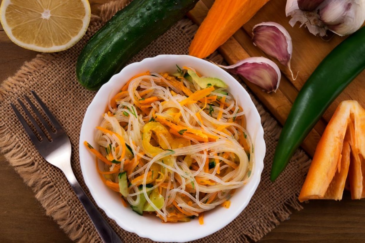 Салат с фунчозой, овощами и чесноком Салат с фунчозой, овощами и чесноком