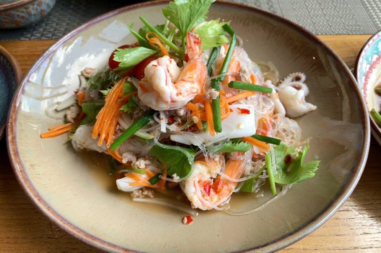 Салат из фунчозы, морепродуктов, моркови и острого перца Салат из фунчозы, морепродуктов, моркови и острого перца