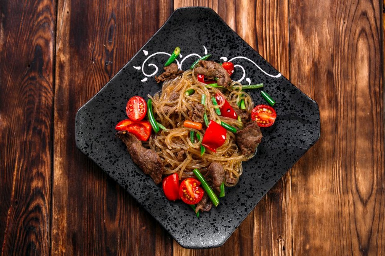 Салат с говядиной, фунчозой и овощами Салат с говядиной, фунчозой и овощами