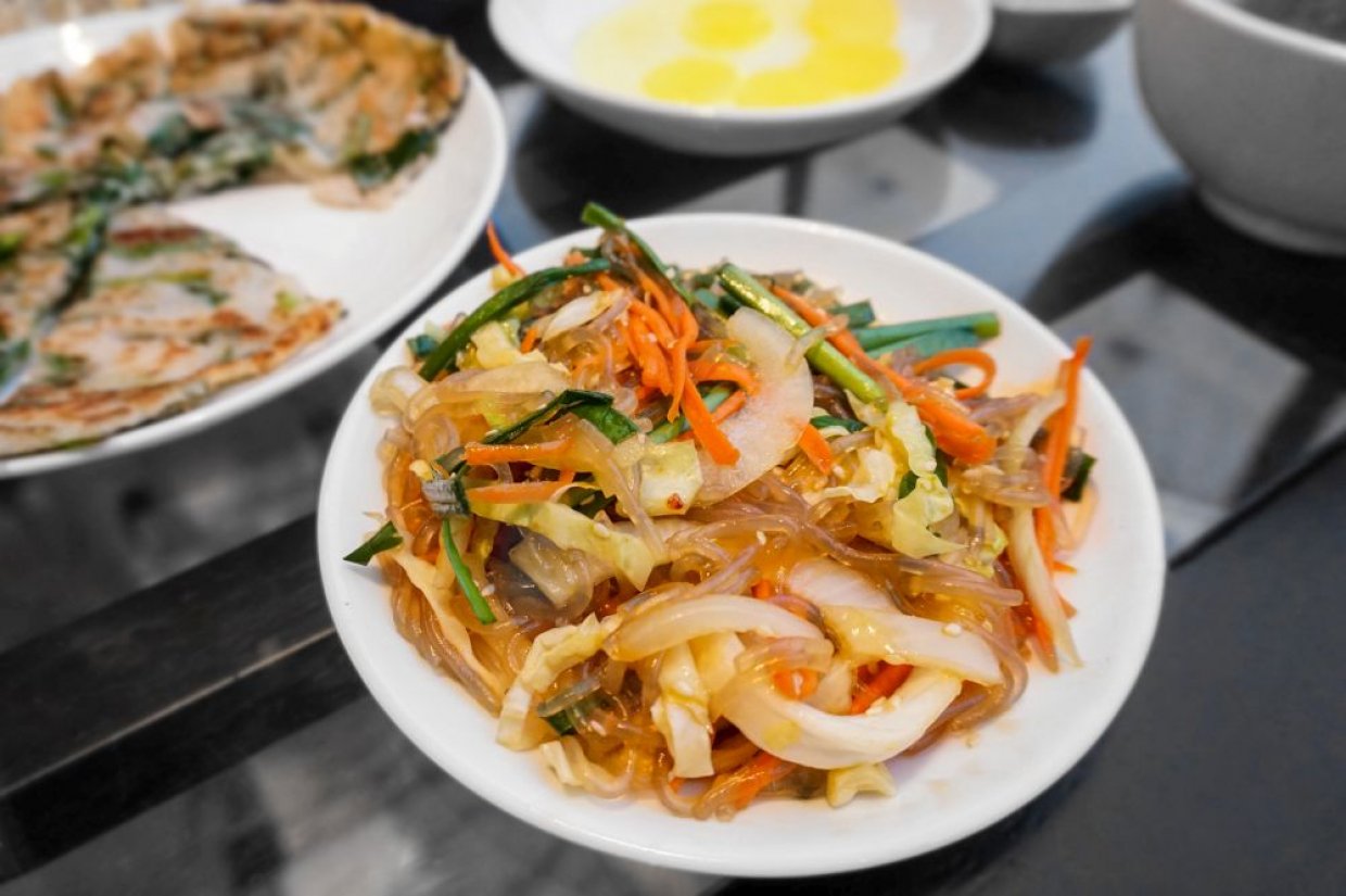 Салат из фунчозы, кальмаров, пекинской капусты и моркови Салат из фунчозы, кальмаров, пекинской капусты и моркови