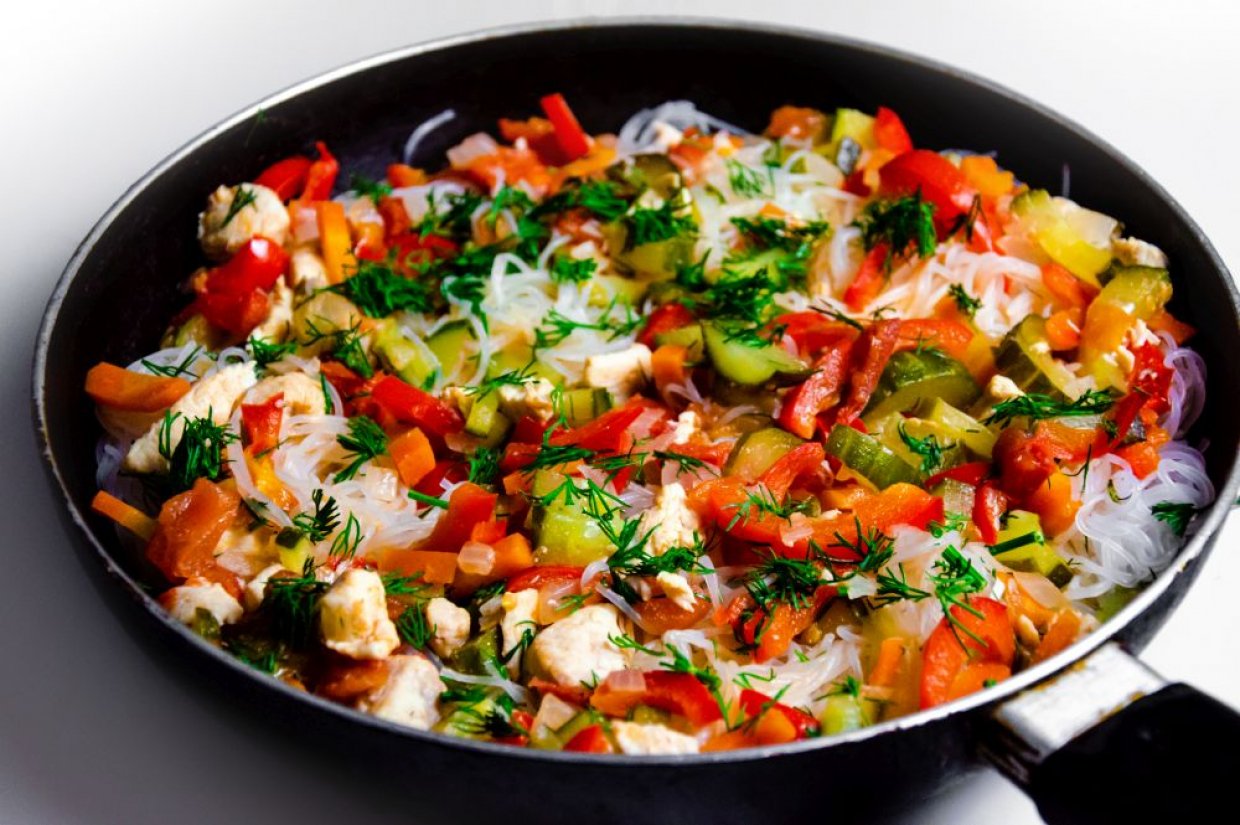 Теплый салат из фунчозы, курицы, соленых огурцов и перца Теплый салат из фунчозы, курицы, соленых огурцов и перца
