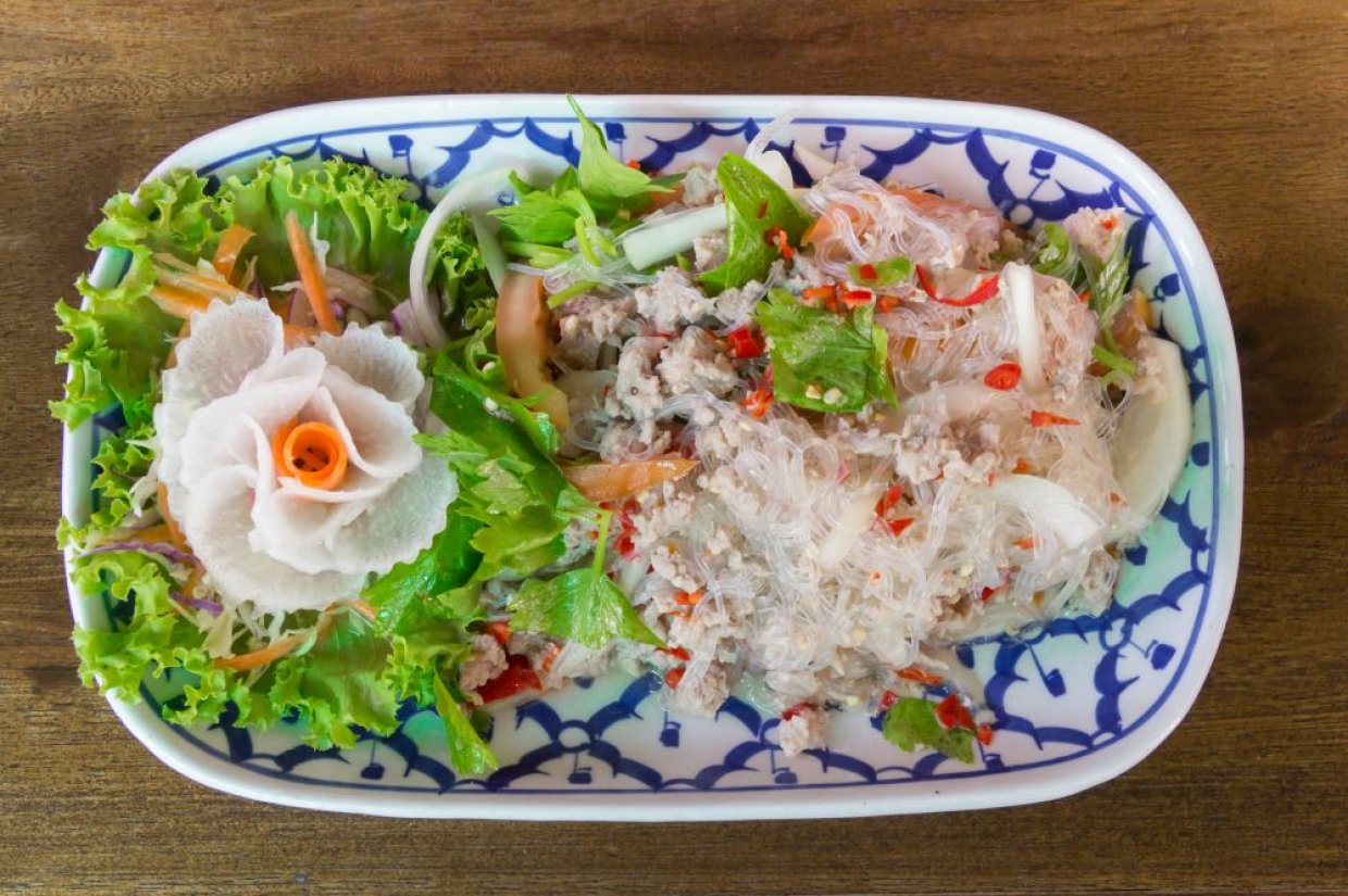 Салат с фунчозой, жареным фаршем, луком и маринованными грибами Салат с фунчозой, жареным фаршем, луком и маринованными грибами