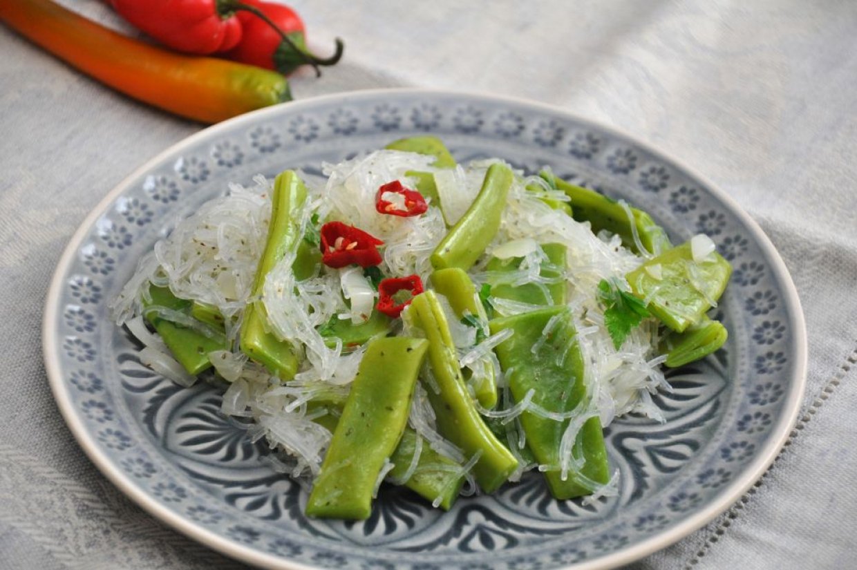 Салат с фунчозой, стручковой фасолью и острым перцем Салат с фунчозой, стручковой фасолью и острым перцем