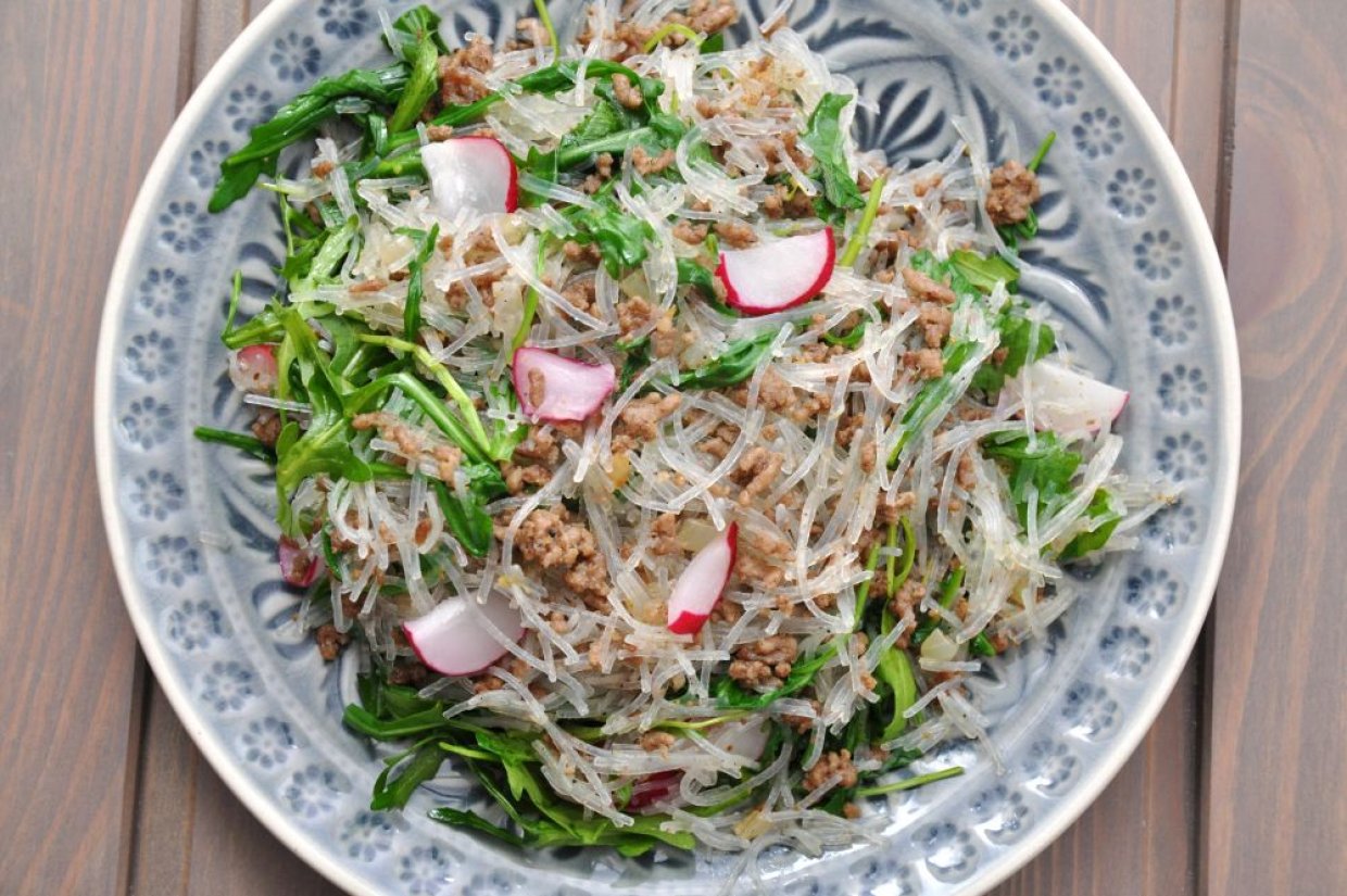 Салат с фунчозой, жареным фаршем, редиской и рукколой Салат с фунчозой, жареным фаршем, редиской и рукколой